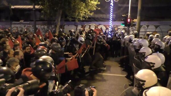 Массовые беспорядки и сожжение флага США: протесты в Греции против визита Обамы