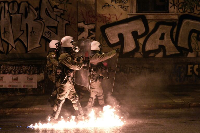 Сотрудники ОМОНа во время столкновений с демонстрантами, протестующих против визита президента США в Афинах, Греция. 15 ноября 2016