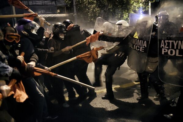 Сотрудники ОМОНа во время столкновений с демонстрантами, протестующими против визита президента США в Афинах, Греция. 15 ноября 2016