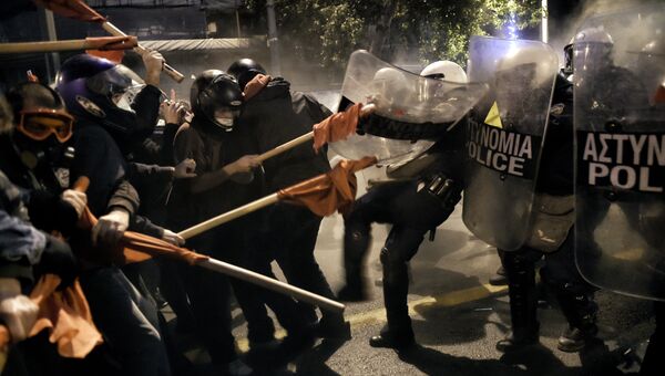 Сотрудники ОМОНа во время столкновений с демонстрантами, протестующими против визита президента США в Афинах, Греция. 15 ноября 2016