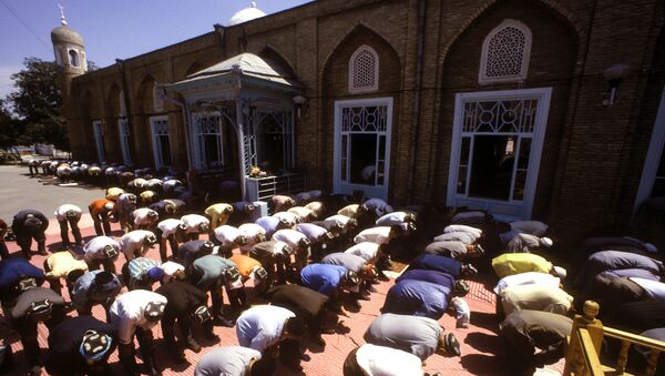Пятничный намаз в Золотой мечети в Ташкенте