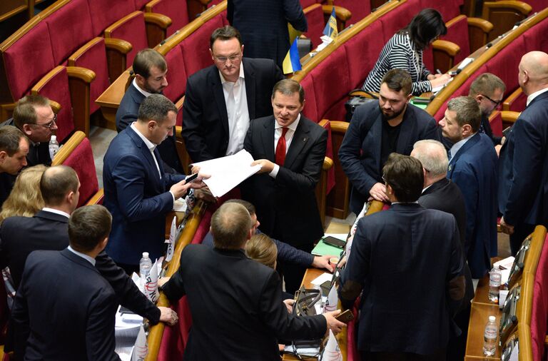 Лидер Радикальной партии Олег Ляшко на заседании Верховной рады Украины в Киеве. 15 ноября 2016 Лидер Радикальной партии Олег Ляшко на заседании Верховной рады Украины в Киеве. 15 ноября 2016