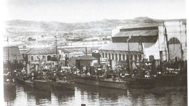 Русские миноносцы в гавани Порт-Артура. 1904 год  Русские миноносцы в гавани Порт-Артура. 1904 год