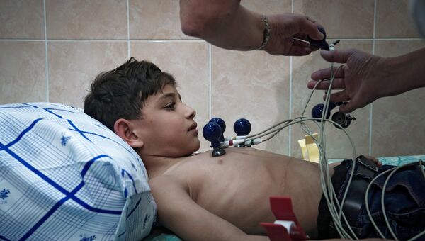 Мальчик из освобожденной от ИГ области Сирии во время медицинского осмотра в Военно-Медицинской академии в Санкт-Петербурге
