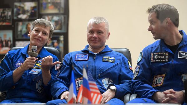 Астронавт NASA Пегги Уитсон, космонавт Роскосмоса Олег Новицкий и астронавт ESA Тома Песке. Архивное фото