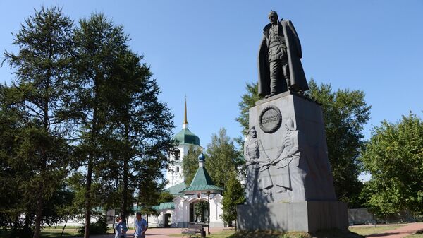 Памятник Александру Колчаку, установленный на месте расстрела адмирала возле Знаменского православного женского монастыря на берегу реки Ангары в Иркутске