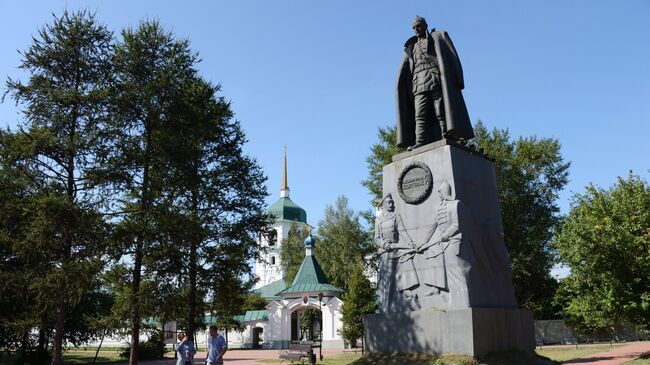 Памятник Александру Колчаку, установленный на месте расстрела адмирала возле Знаменского православного женского монастыря на берегу реки Ангары в Иркутске. Архивное фото