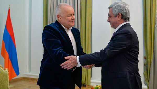 Президент Армении Серж Саргсян и генеральный директор российского международного информационного агентства Россия сегодня Дмитрий Киселёв
