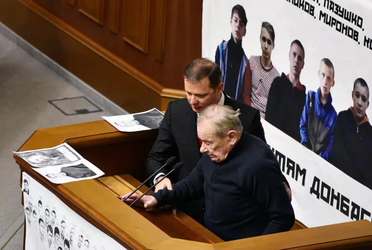 Лидер фракции Радикальной партии Олег Ляшко и депутат Верховной рады Юрий Шухевич на заседании Верховной рады Украины в Киеве. 15 ноября 2016 года Лидер фракции Радикальной партии Олег Ляшко и депутат Верховной рады Юрий Шухевич на заседании Верховной рады Украины в Киеве. 15 ноября 2016 года