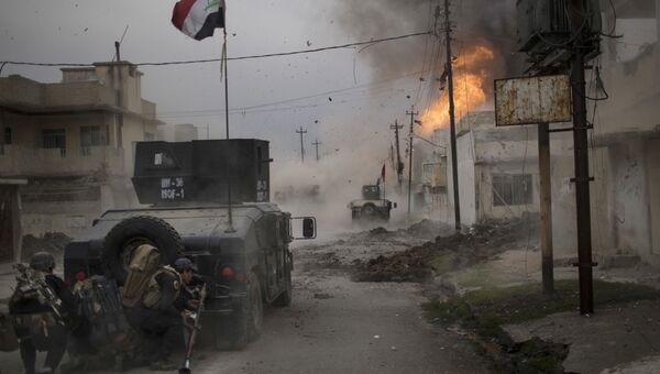 Военные автомобили иракской армии во время операции против ИГ в Мосуле