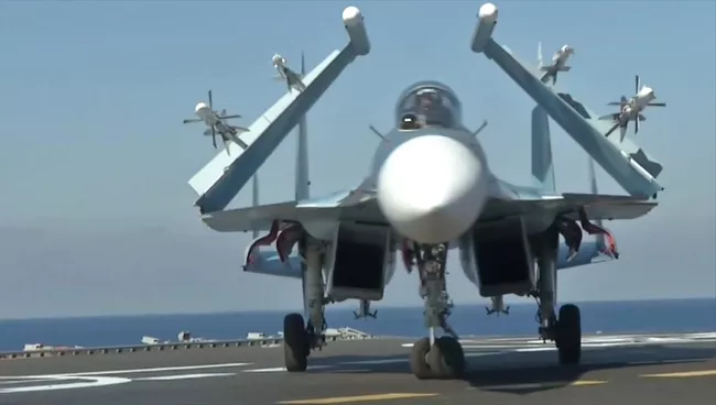 Истребитель Су-33 на палубе тяжёлого авианесущего крейсера Адмирал Флота Советского Союза Кузнецов у берегов Сирии в Средиземном море
