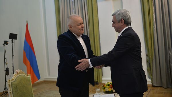 Президент Армения Серж Саргсян и Дмитрий Киселев во время интервью