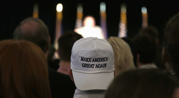 Сторонник Дональда Трампа в бейсболке со слоганом Сделаем Америку великой снова Сторонник Дональда Трампа в бейсболке со слоганом Сделаем Америку великой снова