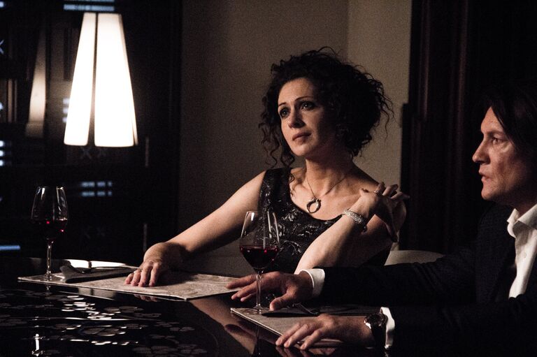 Актеры Ксения Раппопорт и Игорь Миркубанов в фильме Павла Лунгина Дама Пик 