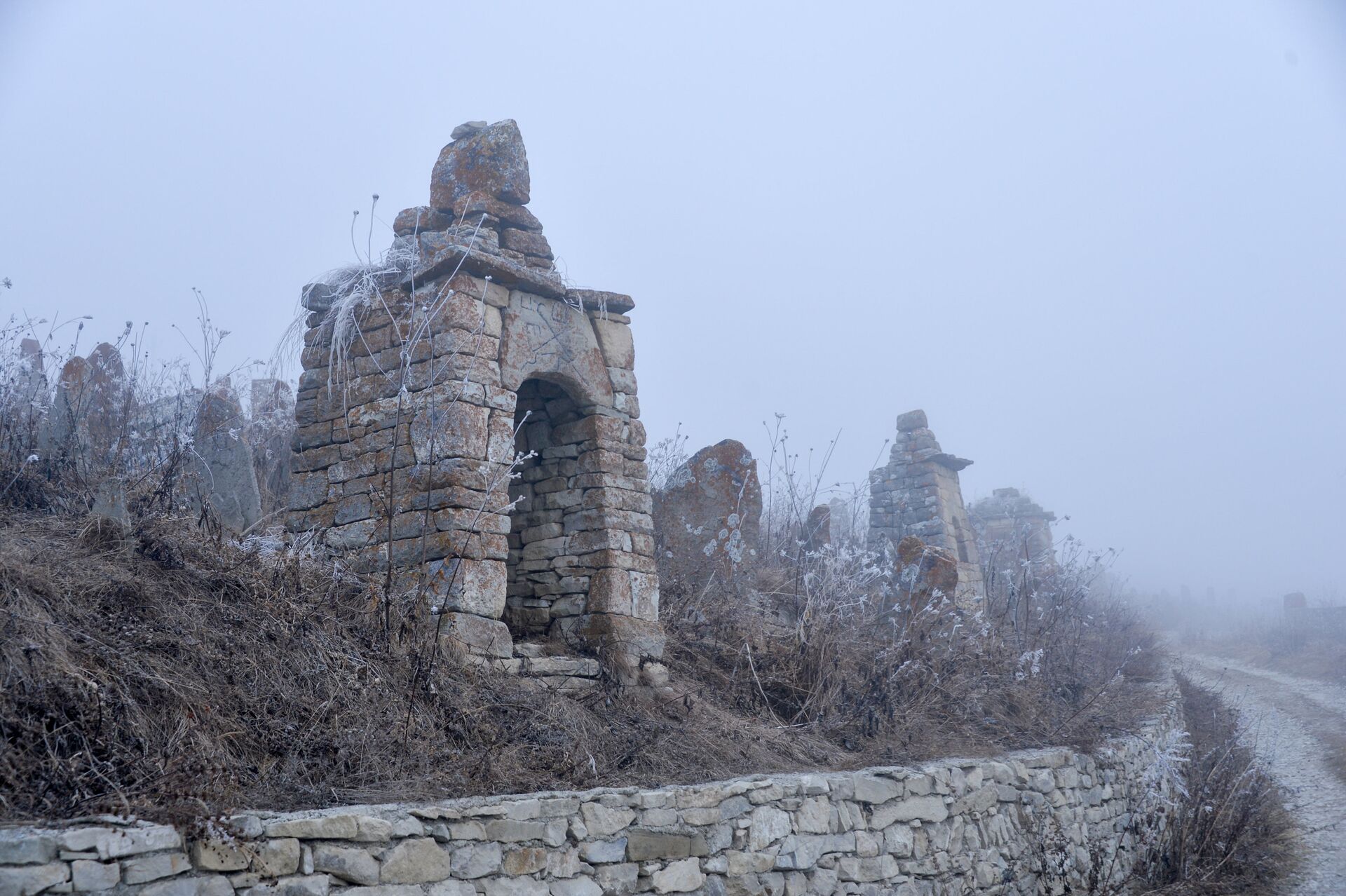 Кладбище у древнего селения Хой недалеко от высокогорного озера Кезеной-Ам - РИА Новости, 1920, 06.06.2022