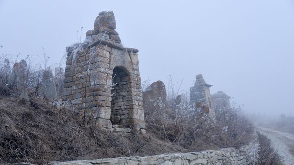 Кладбище у древнего селения Хой недалеко от высокогорного озера Кезеной-Ам