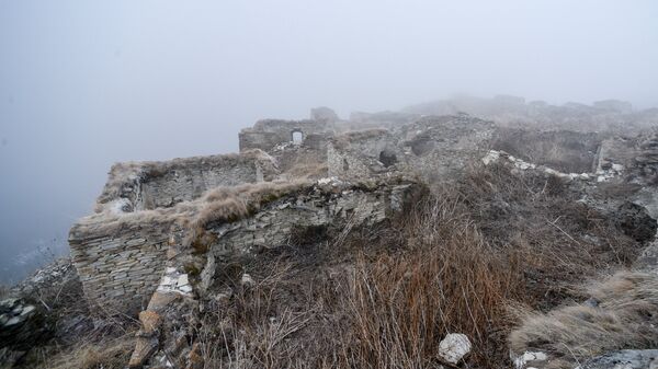 Руины древнего селения Хой недалеко от высокогорного озера Кезеной-Ам
