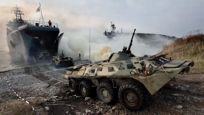 Бронетранспортеры с морскими пехотинцами вооруженных сил России