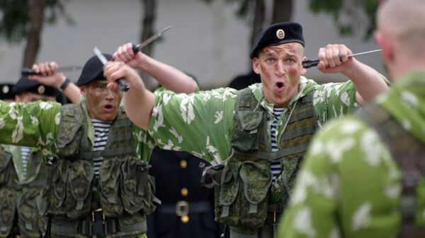 Морские пехотинцы во время праздничных мероприятий посвященных Дню морской пехоты в Севастополе