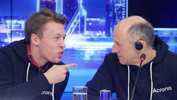 Гонщик Даниил Квят и президент команды Scuderia Toro Rosso Франц Тост на пресс-конференции в МИА Россия сегодня