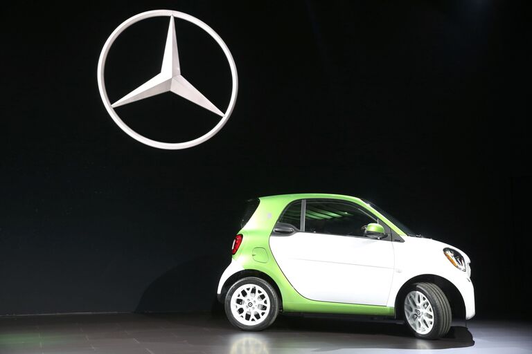 Электромобиль Mercedes Smart на автосалоне в Лос-Анджелесе