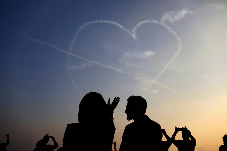 Посетители Iran Air Show 2016 наблюдают за выступлением латвийской пилотажной группы Baltic Bees Посетители Iran Air Show 2016 наблюдают за выступлением латвийской пилотажной группы Baltic Bees