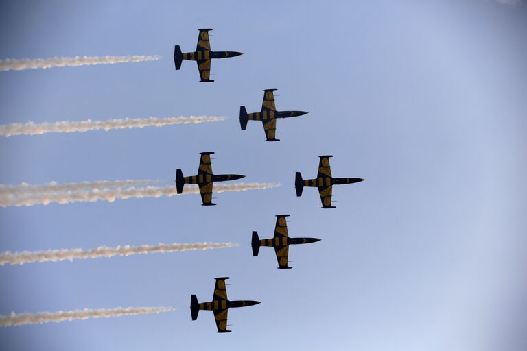 Латвийская пилотажная группа Baltic Bees выступает на самолетах L-39 Albatross на Iran Air Show 2016