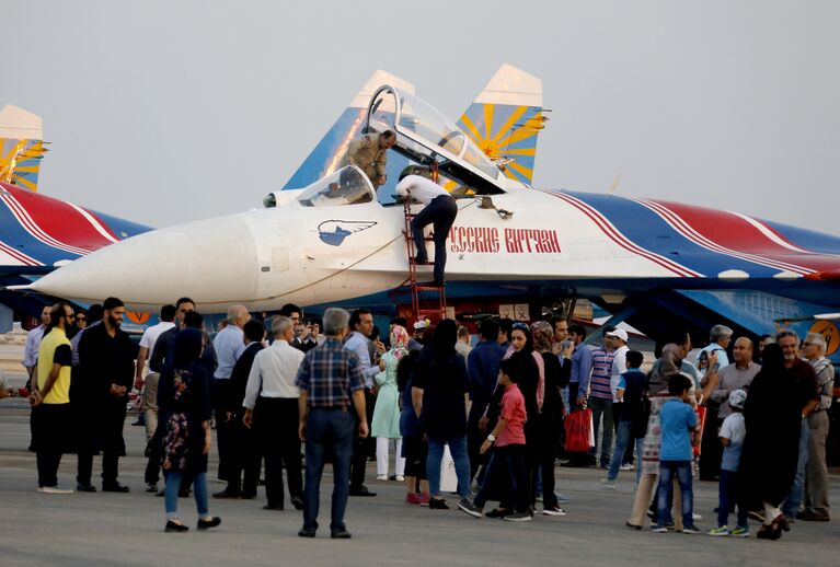 Самолет Су-27 российской пилотажной группы Витязи на Iran Air Show 2016