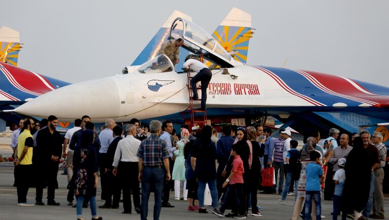 Самолет Су-27 российской пилотажной группы Витязи на Iran Air Show 2016