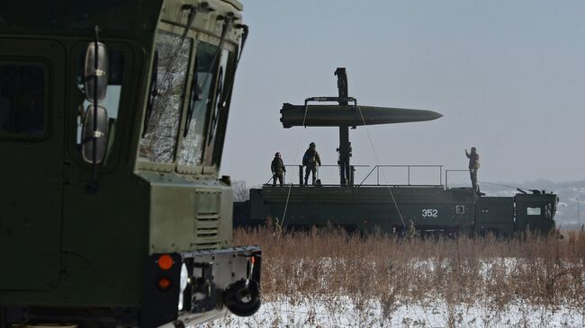 Загрузка ракеты на самоходную пусковую установку ракетного комплекса Искандер-М