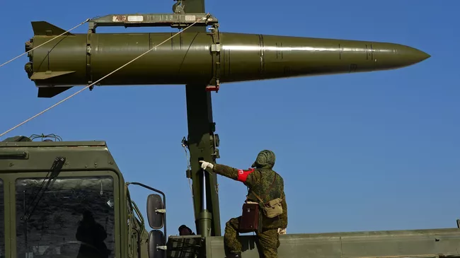 Загрузка ракеты на самоходную пусковую установку ракетного комплекса Искандер-М. Архивное фото