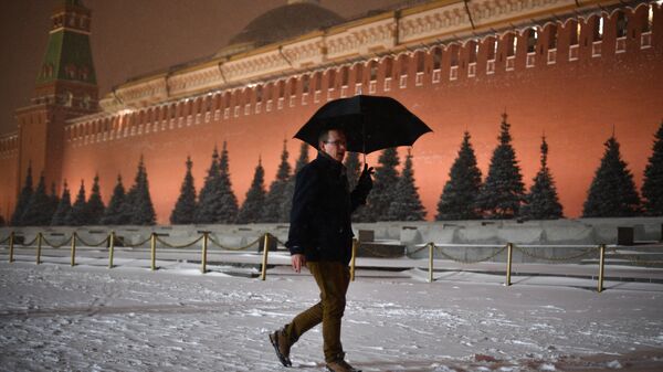 Прохожий на Красной площади в Москве. Архивное фото