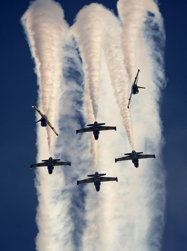 Латвийская пилотажная группа Baltic Bees выступает на самолетах L-39 Albatross на Iran Air Show 2016