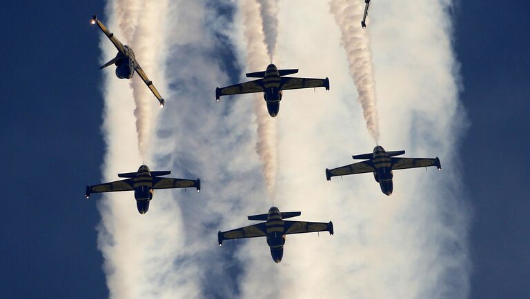 Латвийская пилотажная группа Baltic Bees выступает на самолетах L-39 Albatross на Iran Air Show 2016