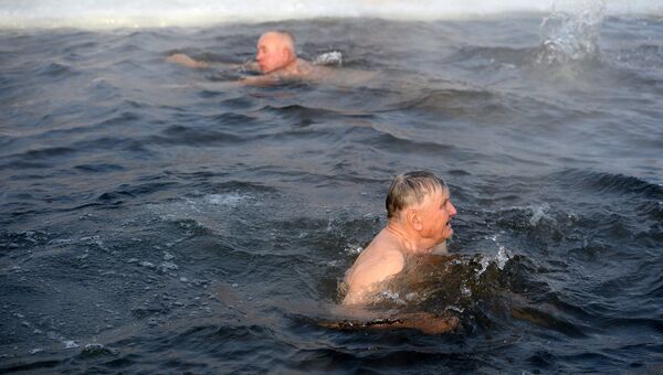 Любители зимнего плавания. Архивное фото
