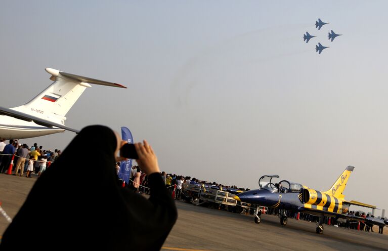 Посетители Iran Air Show 2016 наблюдают за  выступлением российской пилотажной группы Витязи