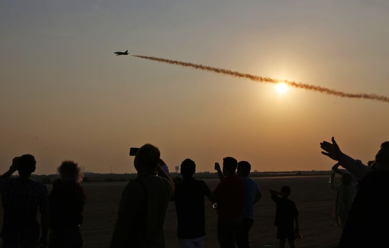 Посетители Iran Air Show 2016 наблюдают за выступлением латвийской пилотажной группы Baltic Bees