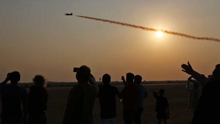 Посетители Iran Air Show 2016 наблюдают за выступлением латвийской пилотажной группы Baltic Bees