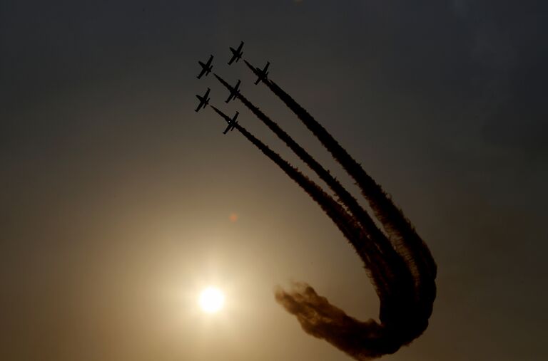 Латвийская пилотажная группа Baltic Bees выступает на самолетах L-39 Albatross на Iran Air Show 2016