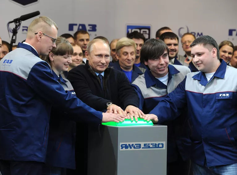 Президент РФ Владимир Путин на церемонии пуска серийного производства газовых двигателей ЯМЗ-530 на предприятии ПАО Автодизель в Ярославле Президент РФ Владимир Путин на церемонии пуска серийного производства газовых двигателей ЯМЗ-530 на предприятии ПАО Автодизель в Ярославле