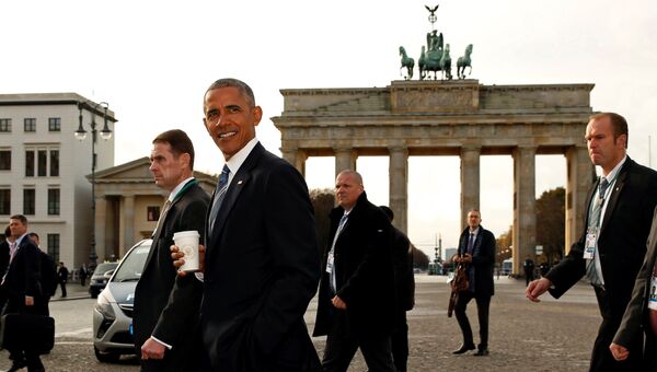 Президент США Барак Обама неподалеку от Бранденбургских ворот в Берлине. Ноябрь 2016 года