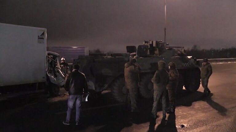 Бронетранспортер и грузовик столкнулись на МКАД. Кадры с места ЧП