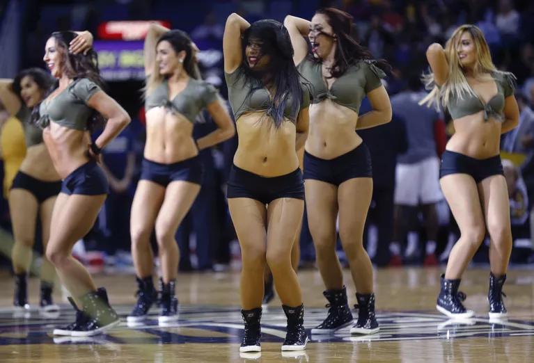 Черлидерши команды New Orleans Pelicans во время НБА по баскетболу Черлидерши команды New Orleans Pelicans во время НБА по баскетболу