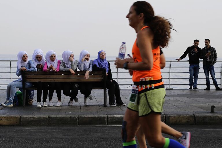 Жители Бейрута наблюдают за участницами марафона Beirut Marathon