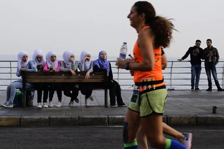 Жители Бейрута наблюдают за участницами марафона Beirut Marathon Жители Бейрута наблюдают за участницами марафона Beirut Marathon
