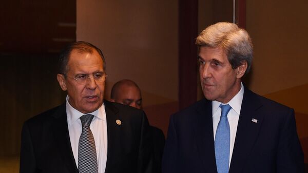 Министр иностранных дел РФ Сергей Лавров (слева) и госсекретарь США Джон Керри после встречи в Лиме на полях саммита АТЭС