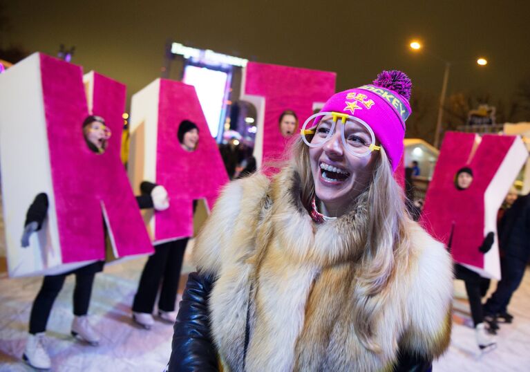 Отдыхающие на открытии Стрит-катка в Парке Горького в Москве