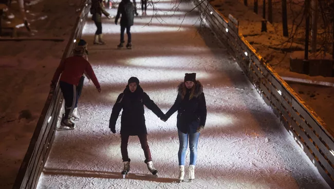 Отдыхающие на открытии Стрит-катка в Парке Горького в Москве. Архивное фото