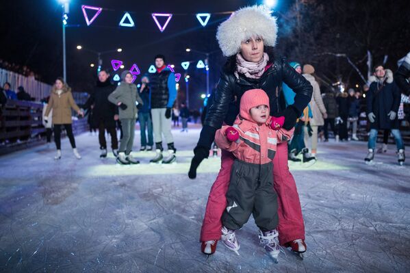 Отдыхающие на открытии Стрит-катка в Парке Горького в Москве