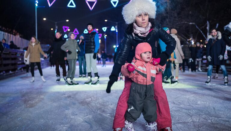 Отдыхающие на открытии Стрит-катка в Парке Горького в Москве